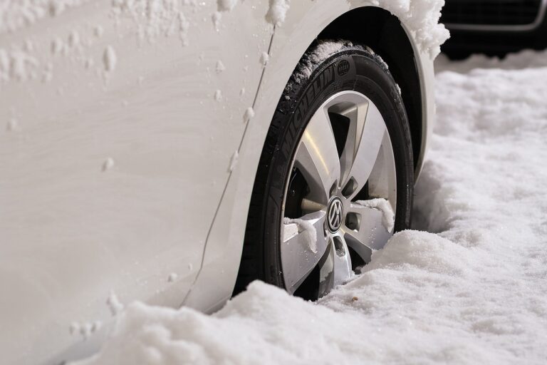 Gratter la glace en hiver : Voici comment dégivrer ta voiture !