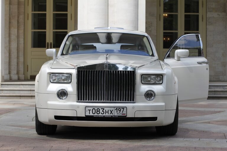 Unleashing a Legend : Rolls-Royce teste sur route sa nouvelle Spectre entièrement électrique et promet une puissance et un luxe inégalés. Voici ce qui la rend géniale.
